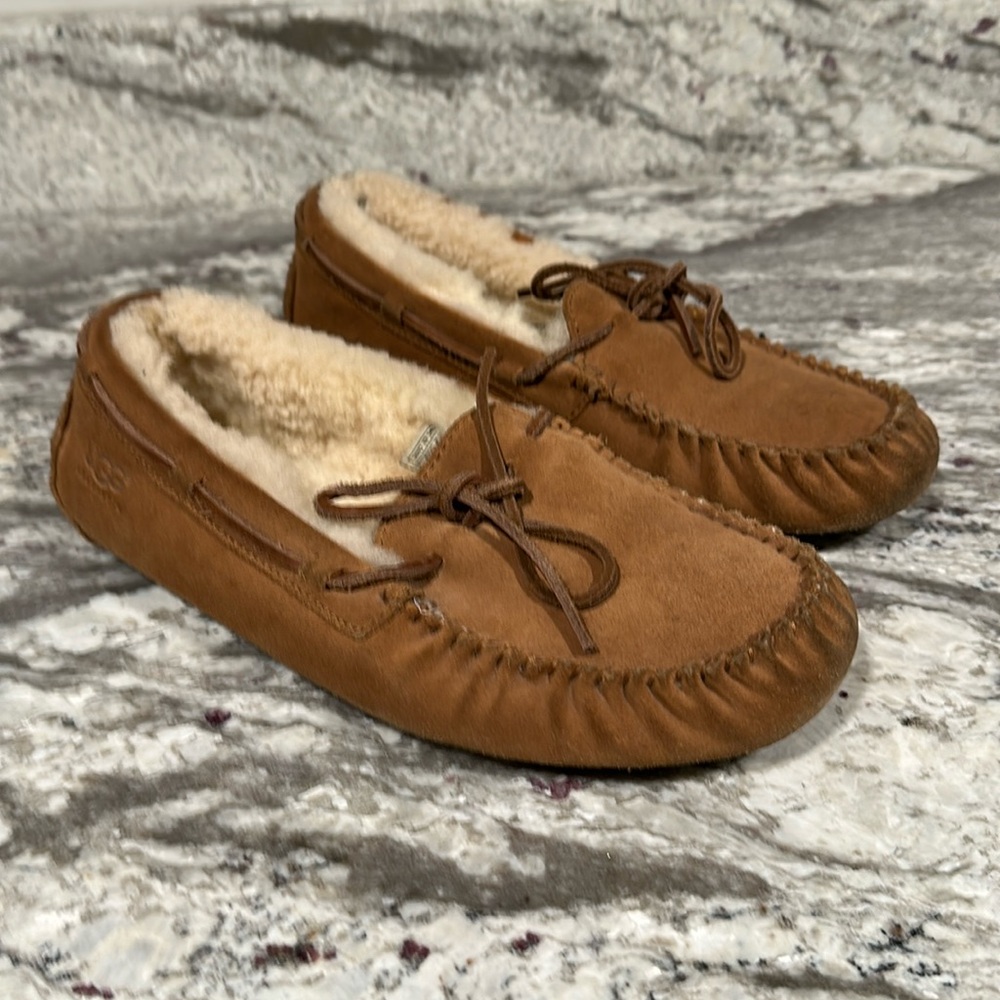 UGG Women’s Chestnut Dakota Moccasin Slippers Size 8